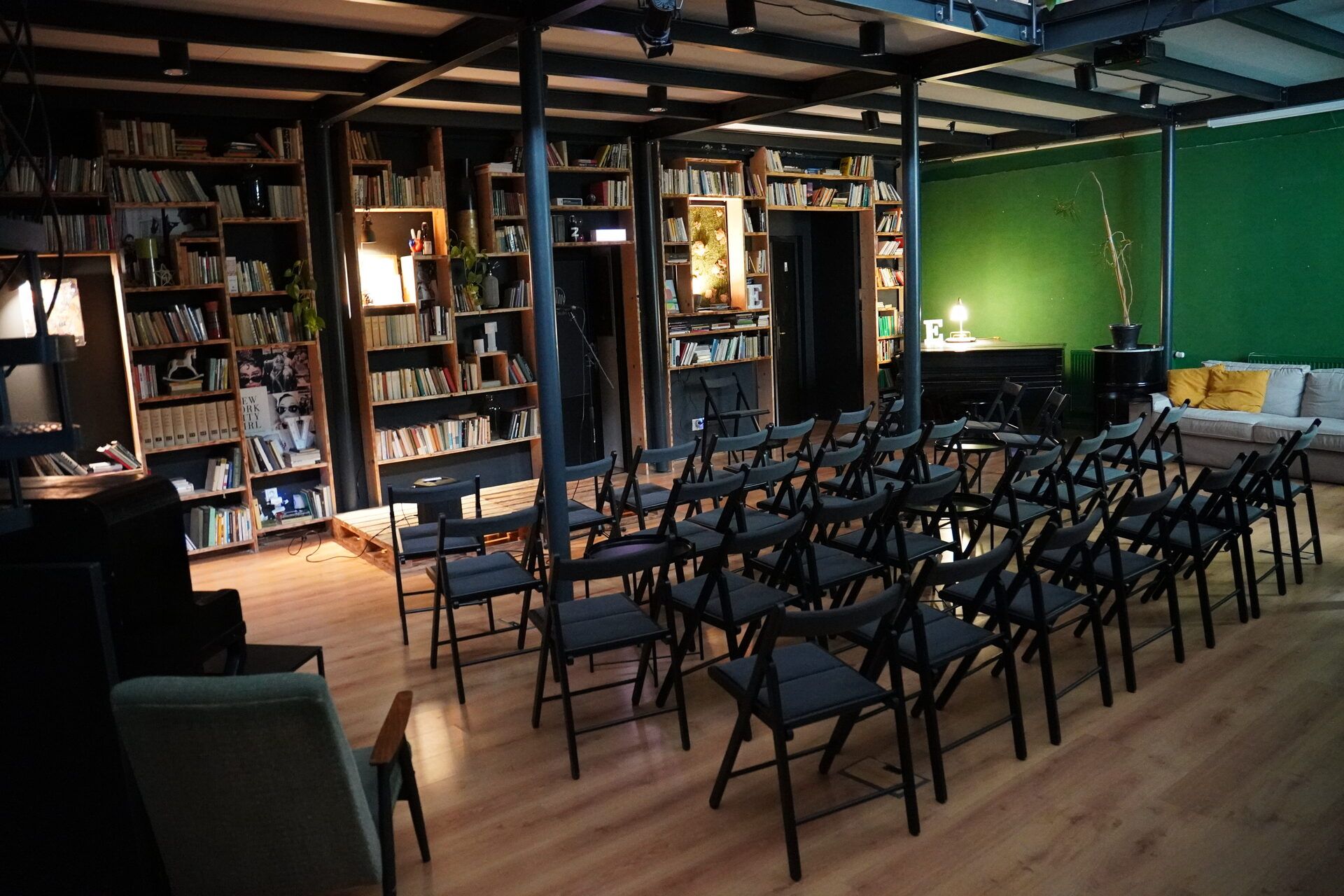 Loft se sezením pro publikum