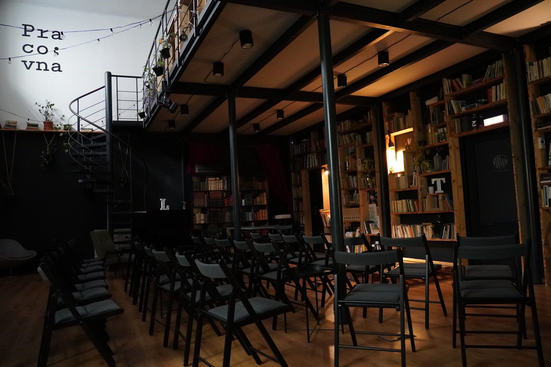 Industriální loft s atmosférickým osvětlením pro živé podcasty