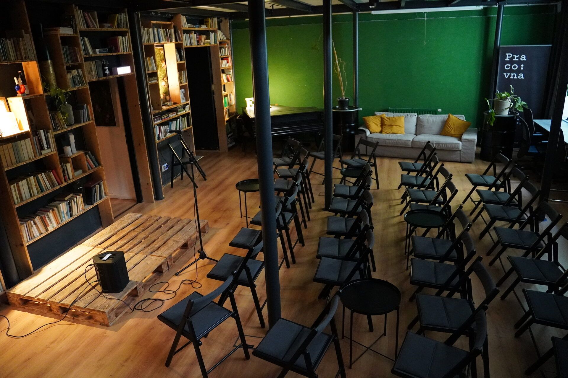Kompletní loft s pódiem pro podcast a prostorem pro diváky