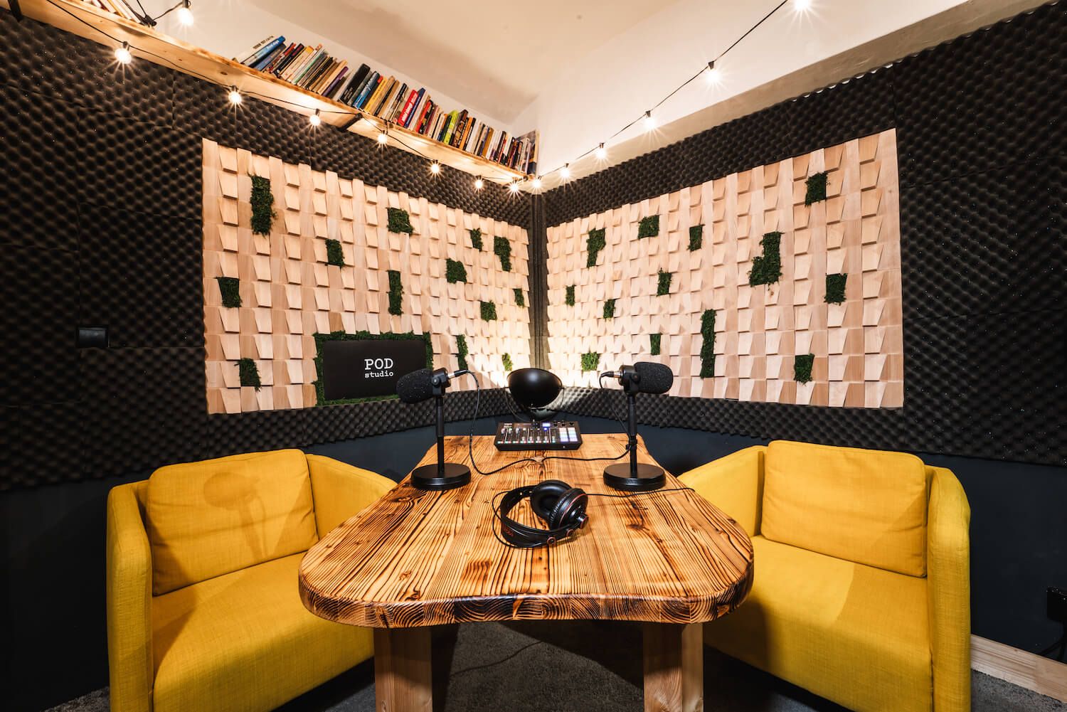 Profesionální podcast studio s akustickými panely