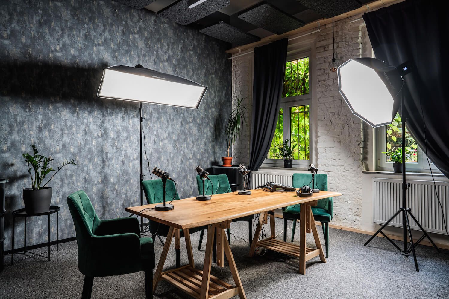 Moderní studio s profesionálním osvětlením a zelenými křesly