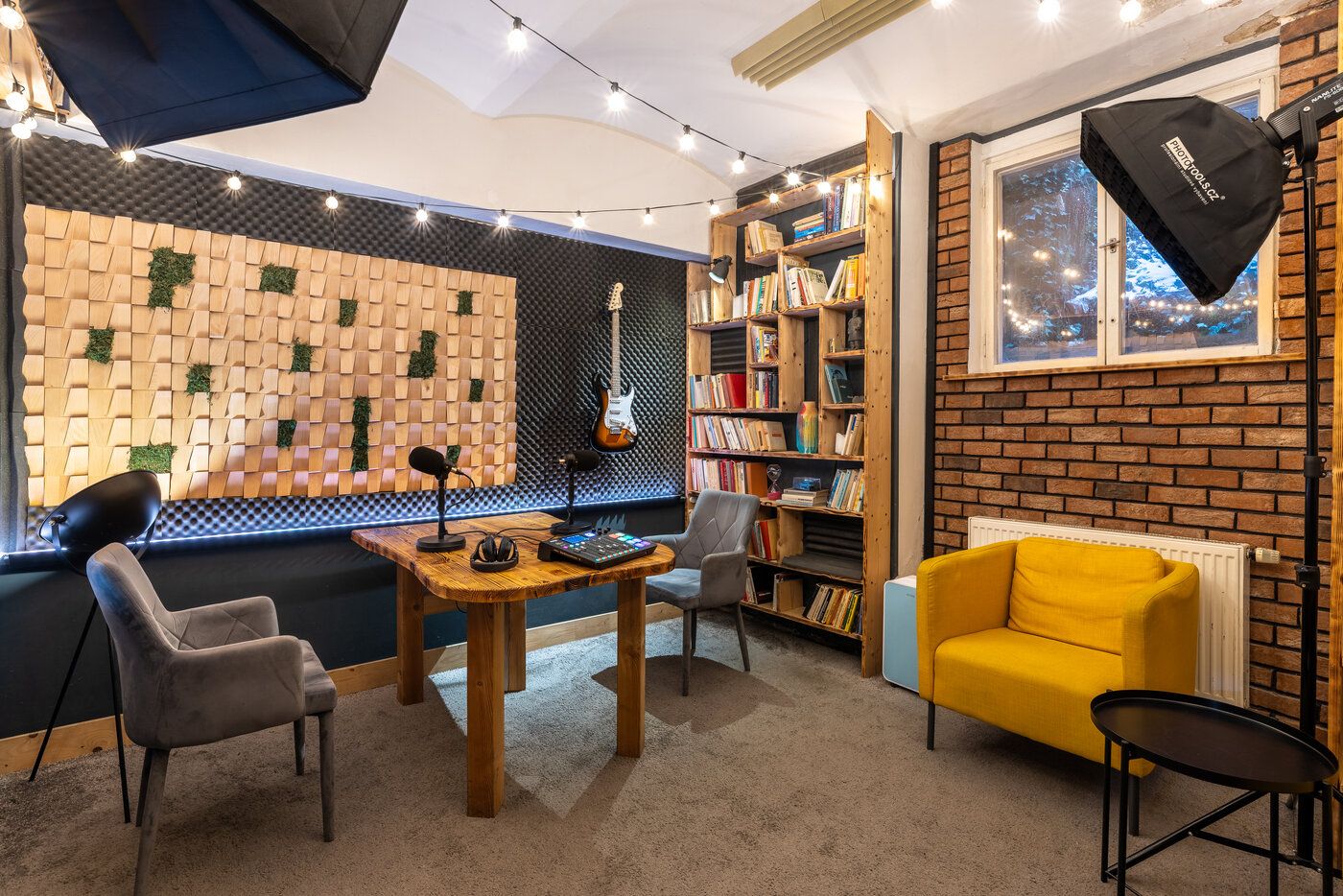 Studio One – pohled na akustické panely a nahrávací stůl