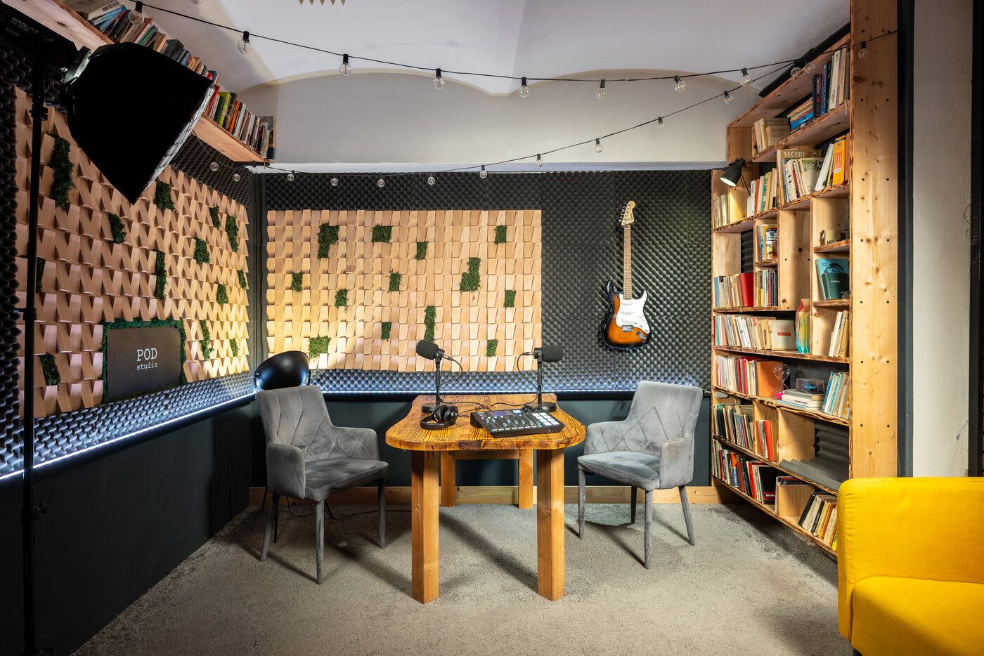 Studio One – celkový pohled se žlutým sedacím koutem